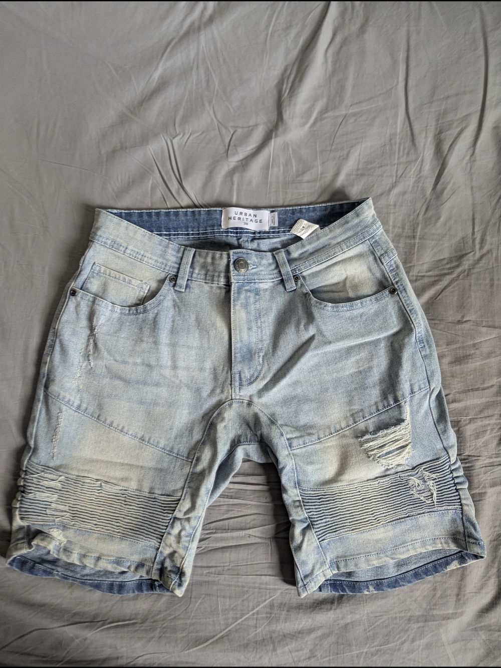 Urban Heritage Distressed Denim Shorts – Light Wash – Size 30